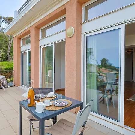 Tiki Mit Meerblick Und Direkt Am Saint-Raphael (Var)